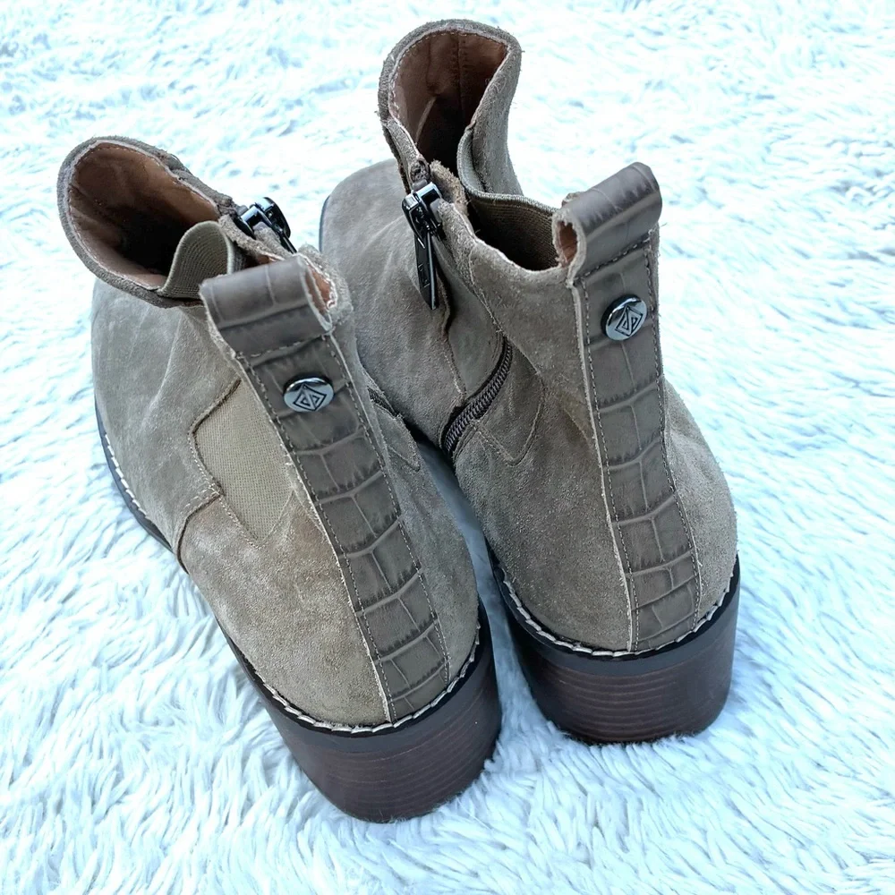 Donald Pliner NWOT Flower Boots in Smoke Sz 8 - Picture 9 of 11